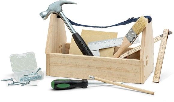 Micki Snickarlda med verktyg